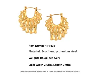 Vue détaillée des boucles d'oreilles éventail plaquées or 18k avec dimensions