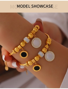 Détail du bracelet perlé doré avec chiffres romains et incrustation de nacre