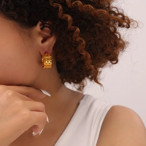 Model wearing 18K gold plated chain weave C-shape titanium steel hoop earrings