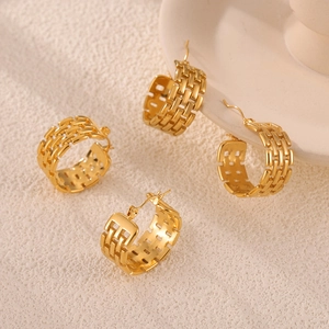 Golden C-shaped chain link mesh earrings in stainless steel with openwork grid texture
