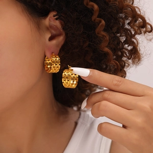 Golden C-shaped hollow chain earrings in woven link design with polished titanium steel finish