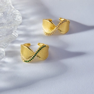 Anello vintage francese a spirale in oro con zirconi verdi e bianchi, stile retrò