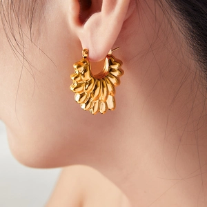 Boucles d'oreilles bohèmes dorées texturées en forme de pétale au design ajouré