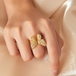 Bague papillon ouverte dorée élégante ornée de zircons brillants sur fond de soie