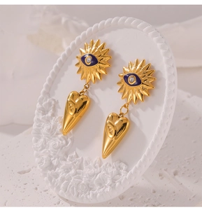 Detail van geometrische evil eye oorbellen met 18k goud vergulding en blauw emaille
