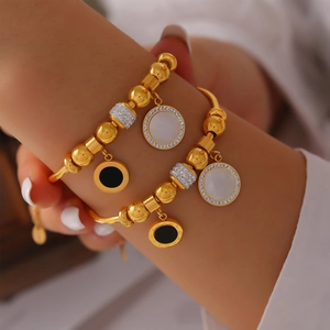 Ensemble de bracelets dorés à perles avec strass brillants et pendentifs ronds romains