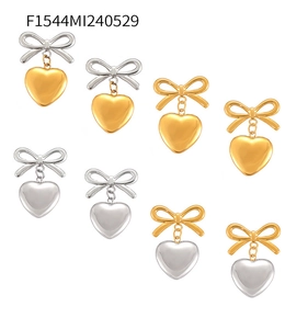 Détails des boucles d'oreilles nœud cœur en argent et or 18 carats avec poli métallique