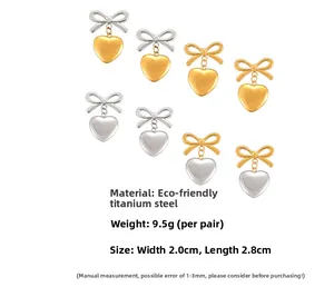 Vue détaillée des boucles d'oreilles cœur à nœud en or 18 carats avec dimensions et poids
