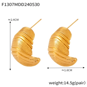 Détail de créoles dorées texturées mesurant 2,4 cm de hauteur et 1,6 cm de largeur