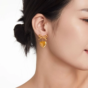 Boucles d'oreilles élégantes en acier titane 18K avec nœud et pendentif cœur