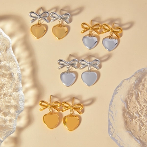 Parure de boucles d'oreilles cœur et nœud en acier titane plaqué or 18 carats élégant