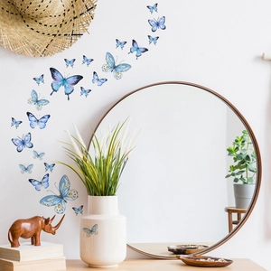 Leuchtende blaue Schmetterling-Wandaufkleber angeordnet auf einer weißen Wohnzimmerwand