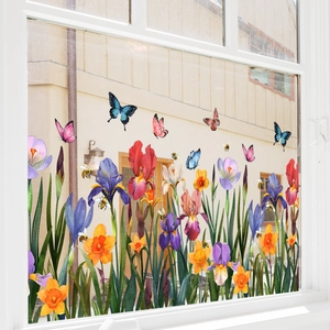 Detail von bunten Schmetterlings- und Blumen-Fensterbildern auf Glas bei natürlichem Licht