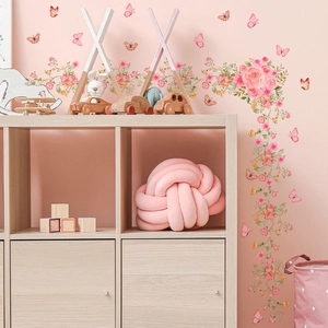 Sticker mural floral avec papillons roses et feuillage vert pour décor de salon