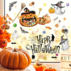 Détail de stickers d'Halloween avec citrouilles et fantômes sur une vitre en verre
