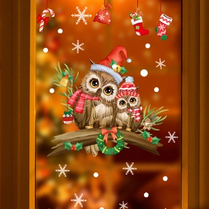 Details von Weihnachts-Fensteraufklebern mit Comic-Eulen und festlichen Dekorationen