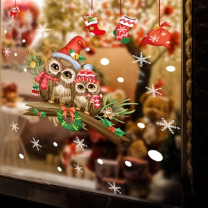 Weihnachtsfensteraufkleber mit Eulen auf Zweigen, Schneeflocken und Geschenksocken