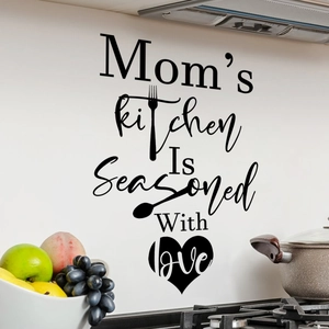Dettaglio dell'adesivo murale Mom's Kitchen su una parete bianca della cucina