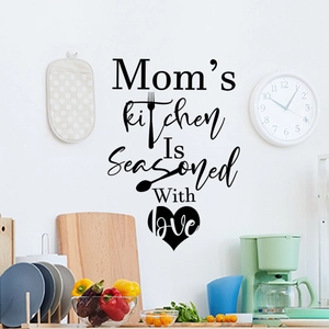 Dettaglio dell'adesivo da parete Mom's Kitchen con scritte e icone di utensili