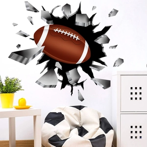 Gros plan d'un sticker mural 3D montrant un football américain brisant un mur de briques