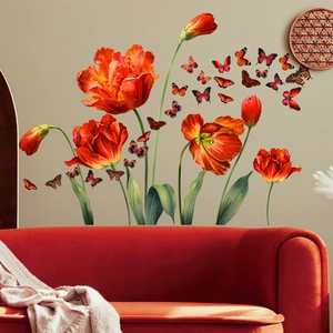 Stickers muraux tulipes rouges et papillons au-dessus d'un canapé en velours rouge chic