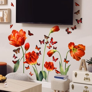 Vue détaillée des stickers muraux tulipes rouges et papillons dans un salon moderne