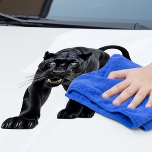 Autocollant de panthère noire réaliste sur capot blanc en matériau PVC étanche