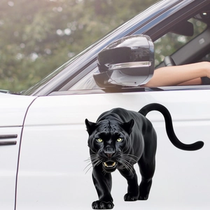 Sticker voiture panthère noire réaliste appliqué sur la portière d'un SUV blanc