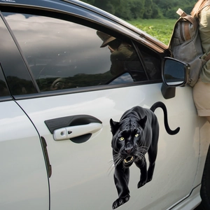Détail de l'autocollant 3D panthère noire haute résolution sur la portière de voiture