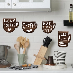 Detail von vierteiligen Kaffeetassen-Wandtattoos in dunkler Holzoptik auf weißer Kachelwand