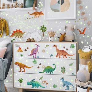 Detailansicht der leuchtenden Dinosaurier-Wandaufkleber und DREAM-Schriftzug im Kinderzimmer
