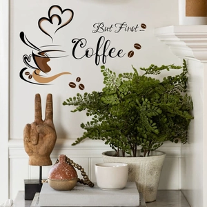 Detail von Kaffeetasse Wandtattoo mit But First Coffee Text in gemütlichem Raum