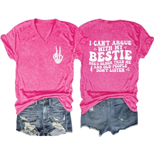 Set con t-shirt rosa scollo a V e citazione divertente con pantaloncini in denim