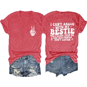 T-shirt rossa con scollo a V e grafica sul retro con pantaloncini di jeans in stile vintage