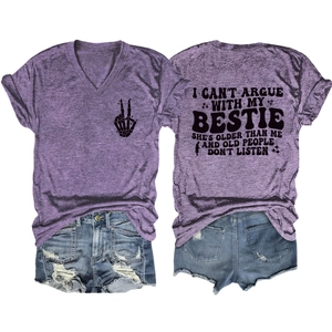 Dettaglio della t-shirt viola con scollo a V e citazione con pantaloncini di jeans