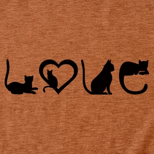 Détail de l'imprimé LOVE avec silhouettes de chats sur un t-shirt en coton rouille