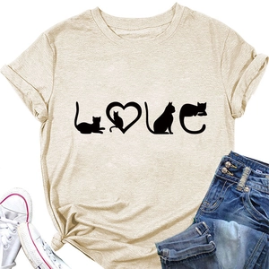 Détail de l'imprimé chat LOVE sur un t-shirt décontracté beige à col rond pour femme