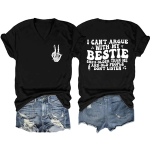 T-shirt nera con scollo a V e slogan con pantaloncini di jeans consumati con buchi