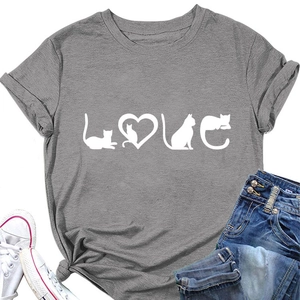 Détail à plat d'un t-shirt gris en coton avec imprimé chat et un jean en denim