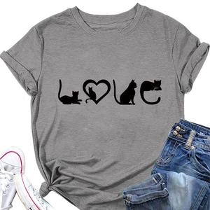 Détail d'un t-shirt gris col rond avec silhouette de chat et motif graphique love