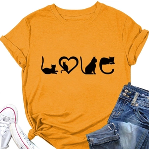 Gros plan d'un t-shirt jaune gingembre avec imprimé chat créatif et tissu en coton doux