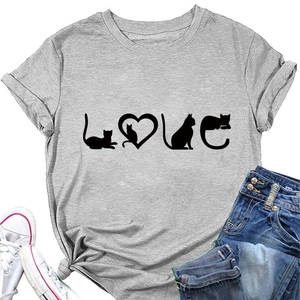 Mise à plat d'un T-shirt gris avec imprimé LOVE chat et motif de cœur
