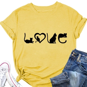 T-shirt jaune avec imprimé chat love, avec baskets et jean pour un look complet