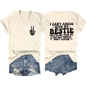 Dettaglio posteriore di t-shirt beige con scollo a V, scritte vintage e pantaloncini in denim