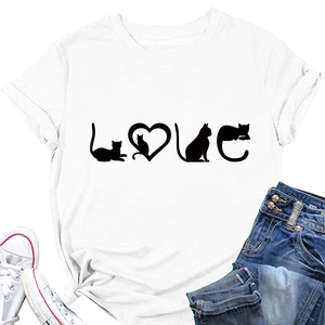 Détail des silhouettes de chats noirs et logo cœur imprimé sur le t-shirt en coton blanc