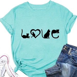 Détail d'un t-shirt bleu clair avec imprimé Love et silhouettes de chats mignons