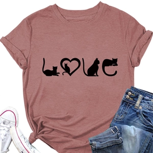 Détail du t-shirt en coton mauve avec imprimé chat love et nœud décoratif sur le bas