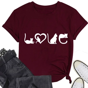 Détail du t-shirt bordeaux en coton avec imprimé LOVE chat et col rond classique