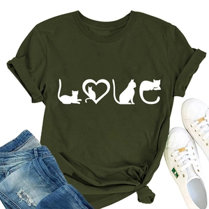 T-shirt vert armée avec motif chat et cœur avec jean déchiré et chaussures blanches