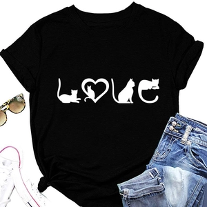 Mise à plat d'un T-shirt noir avec imprimé chat LOVE et accessoires de mode assortis